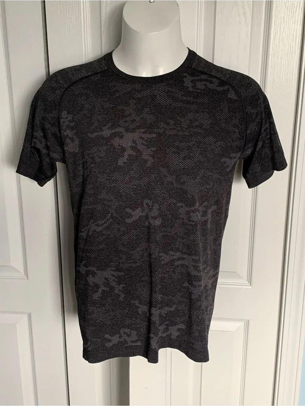 Men's Lululemon Black Camouflage Short-Sleeve Performance Shirt.